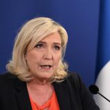 Marine Le Pen ist 53 Jahre alt und die Tochter des Gründers der rechtsradikalen "Front National". Seit 2011 ist sie Vorsitzende der Partei und kämpft um ein bürgerlicheres Image der Partei, die seit 2018 "Rassemblement national" heißt – zu Deutsch etwa "Nationale Sammlungsbewegung". Bei ihrer ersten Kandidatur für die Präsidentschaftswahlen 2012 wurde sie mit 17,9 Prozent der Stimmen Dritte. Bei ihrem zweiten Versuch 2017 erreichte sie 21,3 Prozent der Stimmen, unterlag in der Stichwahl aber Macron.