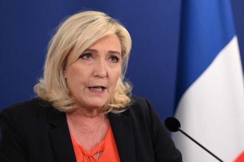 Marine Le Pen ist 53 Jahre alt und die Tochter des Gründers der rechtsradikalen "Front National". Seit 2011 ist sie Vorsitzende der Partei und kämpft um ein bürgerlicheres Image der Partei, die seit 2018 "Rassemblement national" heißt – zu Deutsch etwa "Nationale Sammlungsbewegung". Bei ihrer ersten Kandidatur für die Präsidentschaftswahlen 2012 wurde sie mit 17,9 Prozent der Stimmen Dritte. Bei ihrem zweiten Versuch 2017 erreichte sie 21,3 Prozent der Stimmen, unterlag in der Stichwahl aber Macron.
