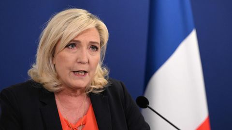 Marine Le Pen ist 53 Jahre alt und die Tochter des Gründers der rechtsradikalen "Front National". Seit 2011 ist sie Vorsitzende der Partei und kämpft um ein bürgerlicheres Image der Partei, die seit 2018 "Rassemblement national" heißt – zu Deutsch etwa "Nationale Sammlungsbewegung". Bei ihrer ersten Kandidatur für die Präsidentschaftswahlen 2012 wurde sie mit 17,9 Prozent der Stimmen Dritte. Bei ihrem zweiten Versuch 2017 erreichte sie 21,3 Prozent der Stimmen, unterlag in der Stichwahl aber Macron.