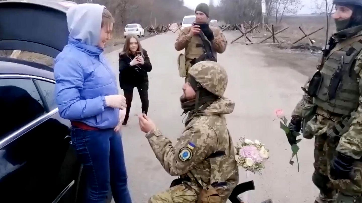 War in Ukraine: Soldier proposes to girlfriend (video)