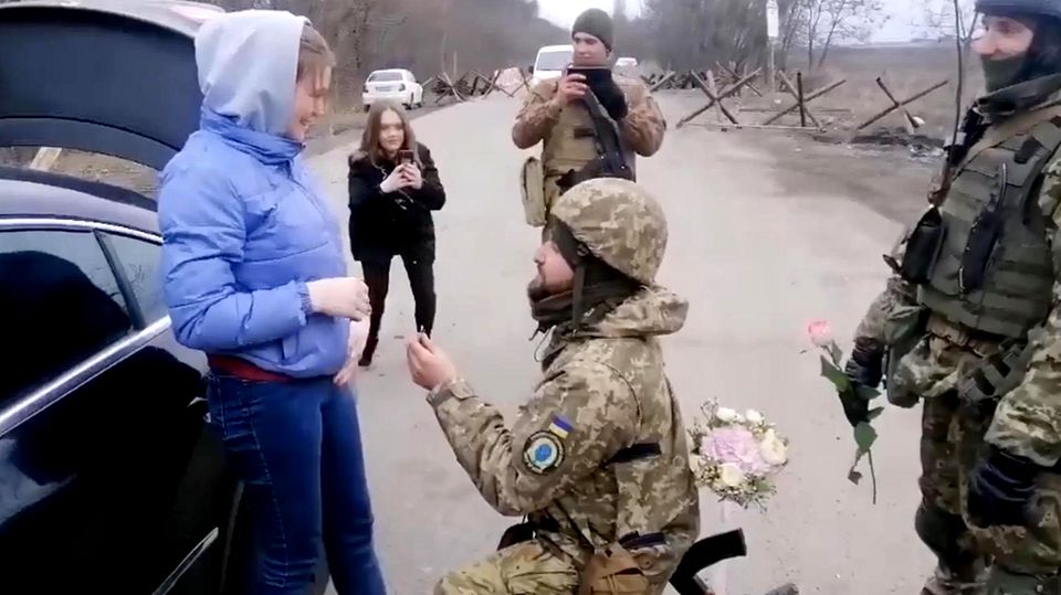 În mijlocul războiului: un soldat ucrainean îi cere în căsătorie iubita