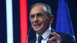 Éric Zemmour ist 63 Jahre alt und hat seinen Bekanntheitsgrad TV-Auftritten als Journalist zu verdanken. Seine teils radikalen Positionen – etwa zum Islam – haben ihm auch mehrere Gerichtsurteile eingebracht. Für seiner Partei "Reconquête!" – zu Deutsch: "Rückeroberung" – zählt er zu den extremen Rechten Frankreichs. Er tritt zum ersten Mal bei Präsidentschaftswahlen an.