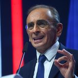Éric Zemmour ist 63 Jahre alt und hat seinen Bekanntheitsgrad TV-Auftritten als Journalist zu verdanken. Seine teils radikalen Positionen – etwa zum Islam – haben ihm auch mehrere Gerichtsurteile eingebracht. Für seiner Partei "Reconquête!" – zu Deutsch: "Rückeroberung" – zählt er zu den extremen Rechten Frankreichs. Er tritt zum ersten Mal bei Präsidentschaftswahlen an.