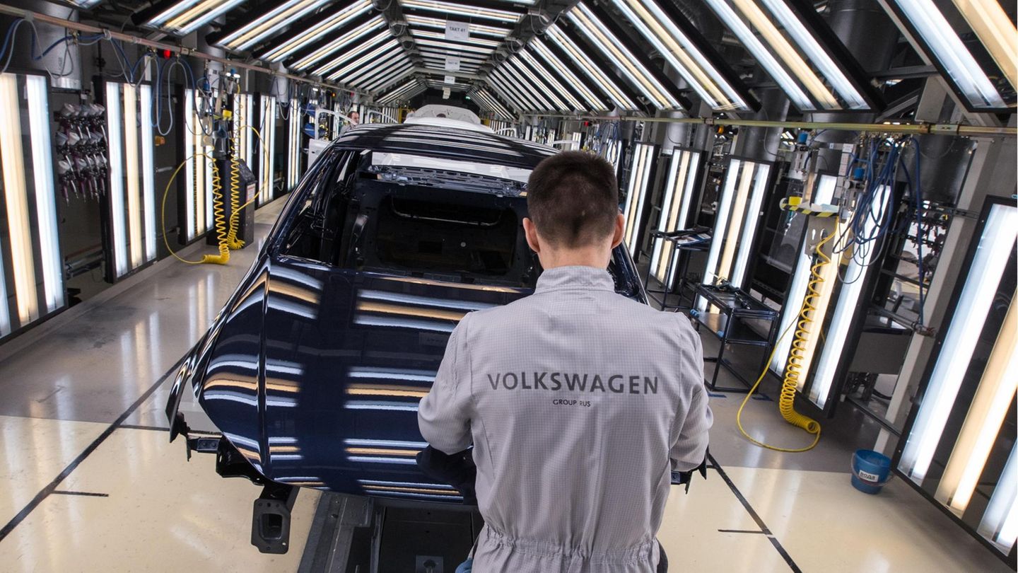 Das Volkswagen-Werk in Kaluga, etwa 200 Kilometer von Moskau, stoppt die Produktion in Russland