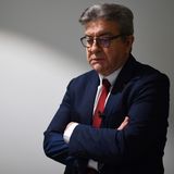 Jean-Luc Mélenchon ist 70 Jahre alt und tritt für die radikal linke Partei "La France insoumise" (LFI) – zu Deutsch "Das unbeugsame Frankreich" – an. Ursprünglich in der sozialistischen Partei Frankreichs, wurde sie ihm "zu rechts", sodass er 2008 ausschied und seine eigene Bewegung gründete.  Bei seinen beiden vorherigen Präsidentschaftskandidaturen belegte er in der ersten Runde jeweils den vierten Platz, 2012 mit 11,1 und 2017 mit 19,6 Prozent der Stimmen.