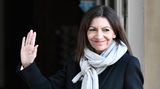 Anne Hidalgo ist 62 Jahre alt und tritt für die "Parti socialiste" (PS), die sozialistische Partei Frankreichs, zur Präsidentschaftswahl an. Seit 2014 ist sie Bürgermeisterin von Paris. Nun will sie quasi in die Fußstapfen von Jacques Chirac treten, der es 1995 auch vom Pariser Bürgermeister zum französischen Präsidenten geschafft hat.