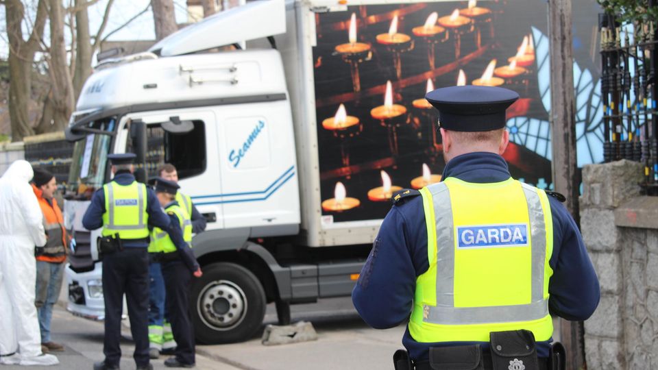 Ukraine – Dublin Mann fährt aus Protest LKW in russische Botschaft