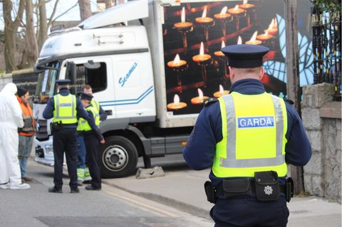 Ukraine – Dublin Mann fährt aus Protest LKW in russische Botschaft