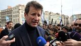Yannick Jadot ist 54 Jahre alt und will für "Europe Ecologie-Les Verts (EELV)" – zu Deutsch: Europa Ökologie - die Grünen" – Präsident von Frankreich werden. Er begann als Greenpeace-Aktivist, bevor er 2008 in die Politik ging und 2009 ins Europaparlament einzog.  Im Jahr 2016 gewann er die Vorwahl der Grünen für die Präsidentschaftswahlen, verzichtete aber schließlich auf seine Kandidatur und unterstützte den Sozialisten Benoît Hamon.