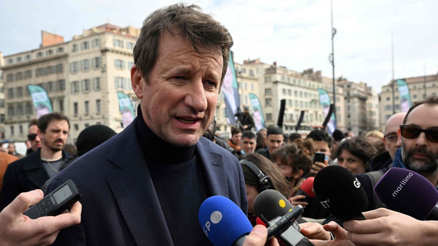 Yannick Jadot Yannick Jadot ist 54 Jahre alt und will für "Europe Ecologie-Les Verts (EELV)" – zu Deutsch: Europa Ökologie - die Grünen" – Präsident von Frankreich werden. Er begann als Greenpeace-Aktivist, bevor er 2008 in die Politik ging und 2009 ins Europaparlament einzog. Im Jahr 2016 gewann er die Vorwahl der Grünen für die Präsidentschaftswahlen, verzichtete aber schließlich auf seine Kandidatur und unterstützte den Sozialisten Benoît Hamon.