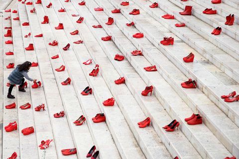 Im albanischen Tirana erinnert eine Installation mit Schuhen an die weiblichen Opfer männlicher Gewalt