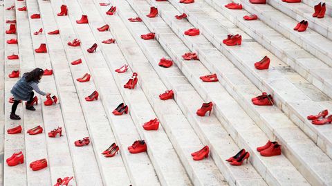 Im albanischen Tirana erinnert eine Installation mit Schuhen an die weiblichen Opfer männlicher Gewalt