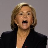 Valérie Pécresse tritt mit 54 Jahren für "Libres!" – zu Deutsch etwa "Die Freien!" – an. Sie hat schon Jacques Chirac beraten und auch unter Nicolas Sarkozy Karriere gemacht. Ursprünglich war sie in der republikanischen Partei, die ihr aber zu rechts wurde. 2019 gründete sie dann ihre jetzige Partei. Mitte Oktober erklärte sie dann, dass sie den Republikanern wieder beitreten werde. Nun ist sie die gemeinsame Kandidatin der rechten Bewegung für die Präsidentschaftswahlen.