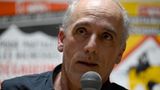 Philippe Poutou will mit 54 Jahren für die "Nouveau parti anticapitaliste" (NPA) – die "neue antikapitalistische Partei" –  in den Élysée-Palast einziehen. Als Arbeiter in einer Ford-Fabrik hat er sich gewerkschaftlich engagiert und so seine politische Karriere gestartet. Nach Werksschließung und Entlassung wurde er 2019 er Stadt- und Gemeinderat von Bordeaux. Er tritt zum dritten Mal bei einer Präsidentschaftswahl an: 2012 holte er 1,15 Prozent der Stimmen und 2017 1,09 Prozent.