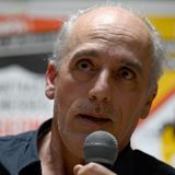 Philippe Poutou will mit 54 Jahren für die "Nouveau parti anticapitaliste" (NPA) – die "neue antikapitalistische Partei" –  in den Élysée-Palast einziehen. Als Arbeiter in einer Ford-Fabrik hat er sich gewerkschaftlich engagiert und so seine politische Karriere gestartet. Nach Werksschließung und Entlassung wurde er 2019 er Stadt- und Gemeinderat von Bordeaux. Er tritt zum dritten Mal bei einer Präsidentschaftswahl an: 2012 holte er 1,15 Prozent der Stimmen und 2017 1,09 Prozent.