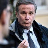 Nicolas Dupont-Aignan ist 61 Jahre alt und tritt für die rechtsextremistische Partei "Debout la France" (DLF) – zu Deutsch etwa "Frankreich, steh auf" – zur Präsidentschaftswahl 2022 an. Er war lange in den etablierten rechten Parteien Frankreichs engagiert, bevor er 2007 seine eigene Bewegung ins Leben rief.  Bei seiner ersten Kandidatur für die Präsidentschaftswahlen 2012 erhielt er 1,79 Prozent der Stimmen. Im Jahr 2017 erhielt er 4,7 Prozent der Stimmen und rief dann dazu auf, im zweiten Wahlgang für Marine Le Pen zu stimmen – im Austausch für den Posten des Premierministers im Falle ihres Wahlsieges.