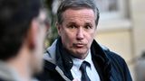 Nicolas Dupont-Aignan ist 61 Jahre alt und tritt für die rechtsextremistische Partei "Debout la France" (DLF) – zu Deutsch etwa "Frankreich, steh auf" – zur Präsidentschaftswahl 2022 an. Er war lange in den etablierten rechten Parteien Frankreichs engagiert, bevor er 2007 seine eigene Bewegung ins Leben rief.  Bei seiner ersten Kandidatur für die Präsidentschaftswahlen 2012 erhielt er 1,79 Prozent der Stimmen. Im Jahr 2017 erhielt er 4,7 Prozent der Stimmen und rief dann dazu auf, im zweiten Wahlgang für Marine Le Pen zu stimmen – im Austausch für den Posten des Premierministers im Falle ihres Wahlsieges.