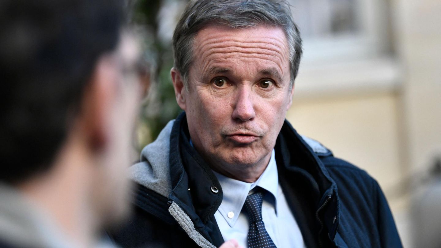 Nicolas Dupont-Aignan Nicolas Dupont-Aignan ist 61 Jahre alt und tritt für die rechtsextremistische Partei "Debout la France" (DLF) – zu Deutsch etwa "Frankreich, steh auf" – zur Präsidentschaftswahl 2022 an. Er war lange in den etablierten rechten Parteien Frankreichs engagiert, bevor er 2007 seine eigene Bewegung ins Leben rief. Bei seiner ersten Kandidatur für die Präsidentschaftswahlen 2012 erhielt er 1,79 Prozent der Stimmen. Im Jahr 2017 erhielt er 4,7 Prozent der Stimmen und rief dann dazu auf, im zweiten Wahlgang für Marine Le Pen zu stimmen – im Austausch für den Posten des Premierministers im Falle ihres Wahlsieges.