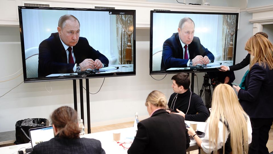 Journalisten verfolgen die Übertragung des Treffens von Russlands Präsident Putin mit Bundeskanlzer Scholz