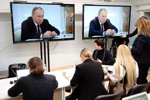 Journalisten verfolgen die Übertragung des Treffens von Russlands Präsident Putin mit Bundeskanlzer Scholz