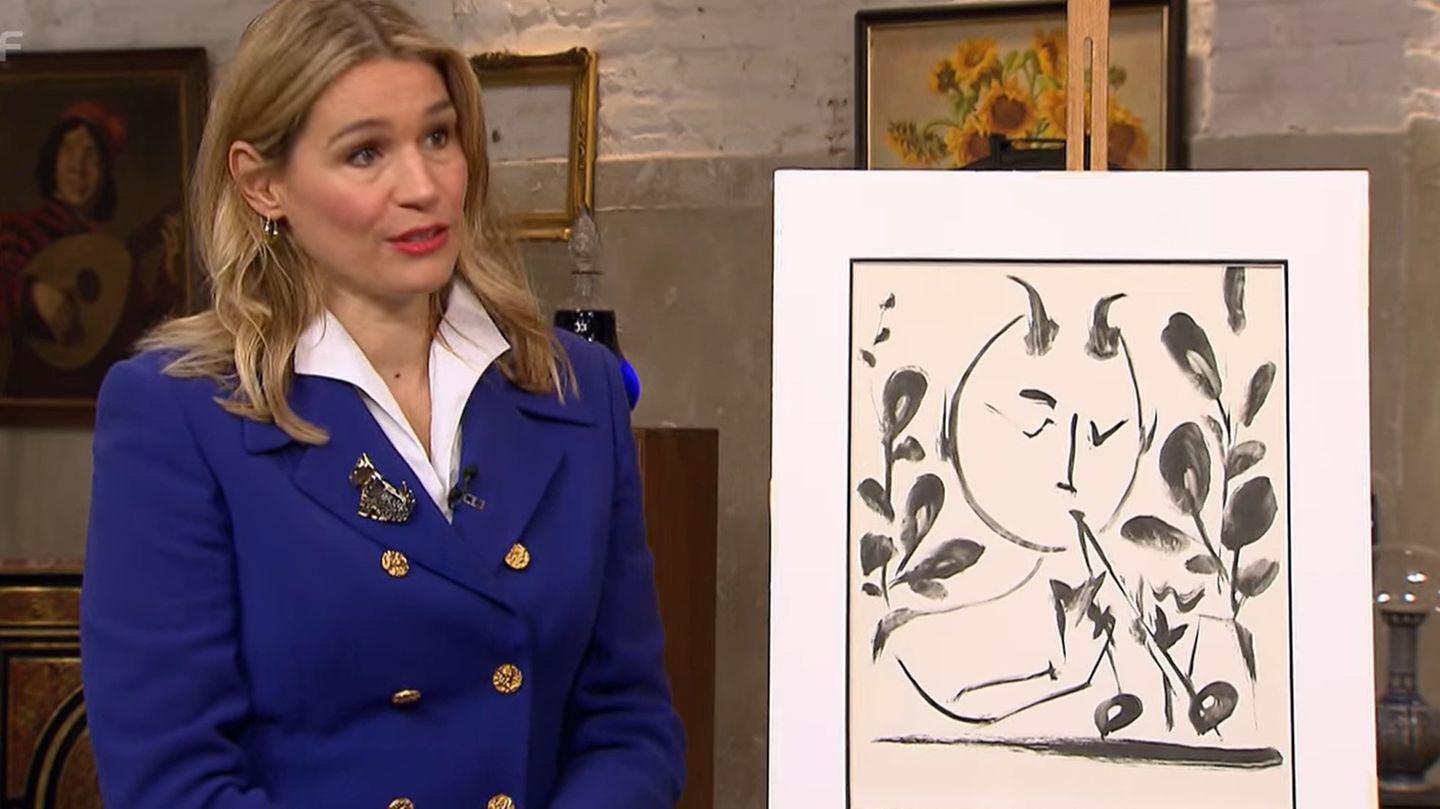 Bianca Berding steht im Studio von Bares für Rares neben dem vermeintlichen Picasso