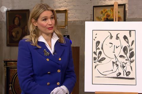 Bianca Berding steht im Studio von Bares für Rares neben dem vermeintlichen Picasso
