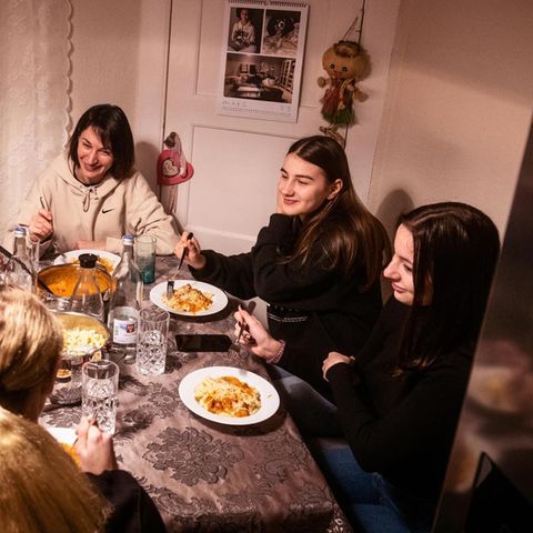 Völkerverständigung beginnt manchmal kulinarisch: Lena Braun, Ehemann Oliver und Tochter Anne, Julia Shkola mit Töchtern Valeria Didenko und Olena Pyshenkova (v. l.) bei einer Portion Wurstnudeln
