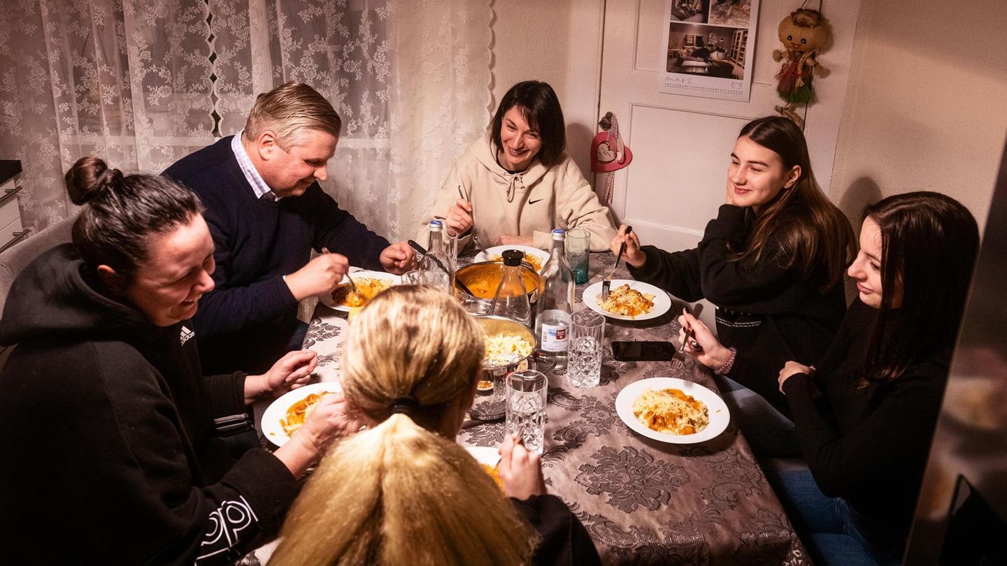 Ukraine-Krieg: Völkerverständigung beginnt manchmal kulinarisch: Lena Braun, Ehemann Oliver und Tochter Anne, Julia Shkola mit Töchtern Valeria Didenko und Olena Pyshenkova (v. l.) bei einer Portion Wurstnudeln Völkerverständigung beginnt manchmal kulinarisch: Lena Braun, Ehemann Oliver und Tochter Anne, Julia Shkola mit Töchtern Valeria Didenko und Olena Pyshenkova (v. l.) bei einer Portion Wurstnudeln