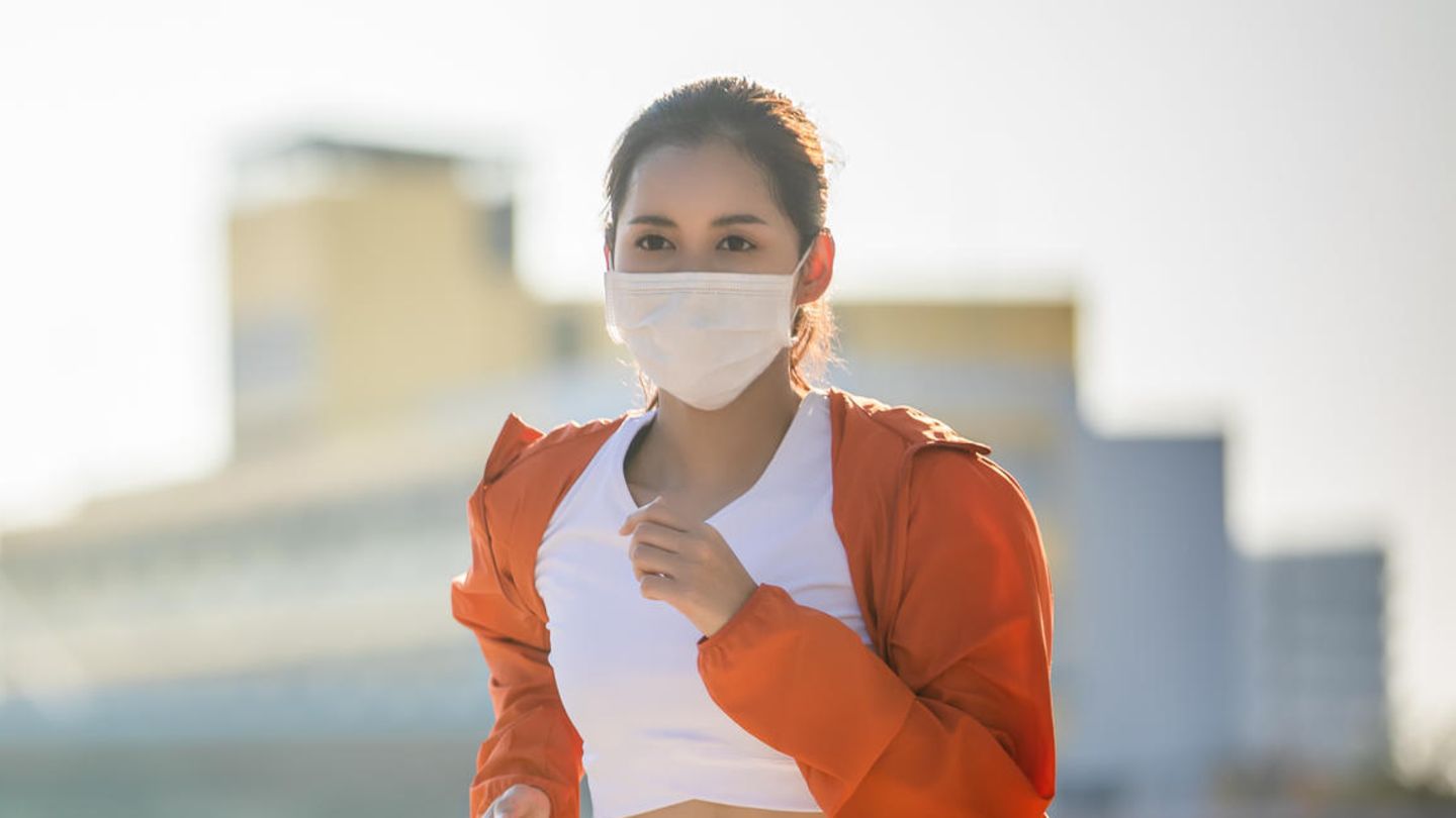 Frau mit Maske