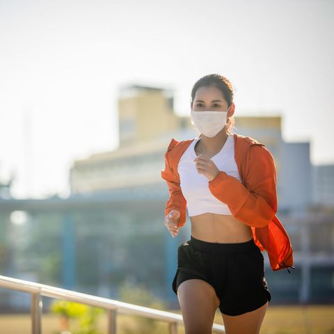 Frau mit Maske