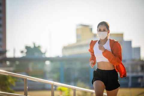 Frau mit Maske