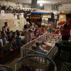 Dieses Foto soll die Kinder im Keller eines Waisenhauses in der ukrainischen Stadt Kropywnyzkyj zeigen