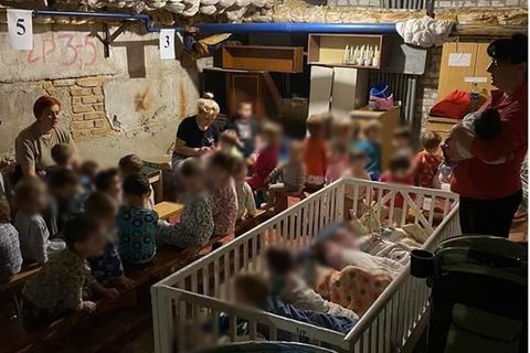 Dieses Foto soll die Kinder im Keller eines Waisenhauses in der ukrainischen Stadt Kropywnyzkyj zeigen