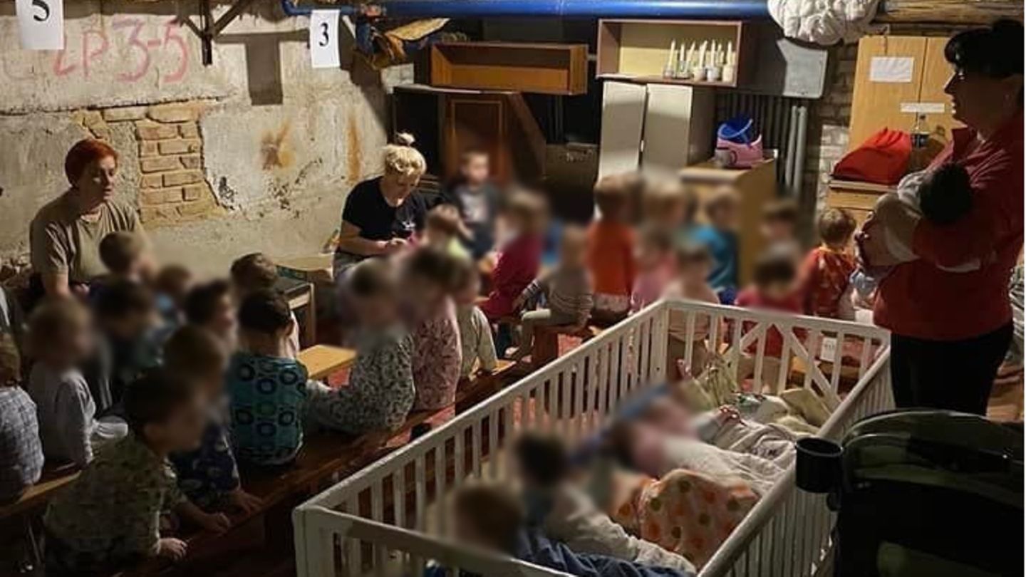 Dieses Foto soll die Kinder im Keller eines Waisenhauses in der ukrainischen Stadt Kropywnyzkyj zeigen