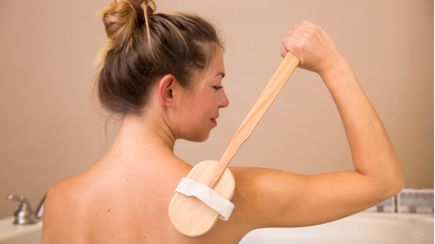 Pickel und Mitesser: Rückenbürste für schwer erreichbare Stellen: Tipps gegen Hautunreinheiten
