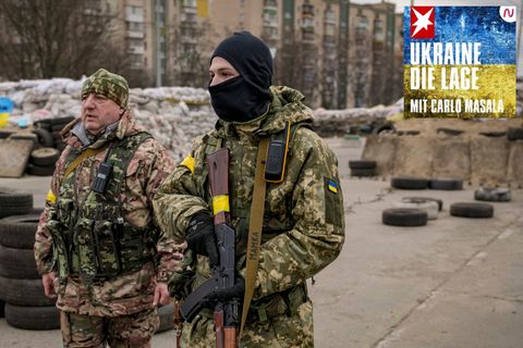 Ein ukrainischer Soldat steht an einem Kontrollpunkt an einer Hauptstraße in Kiew