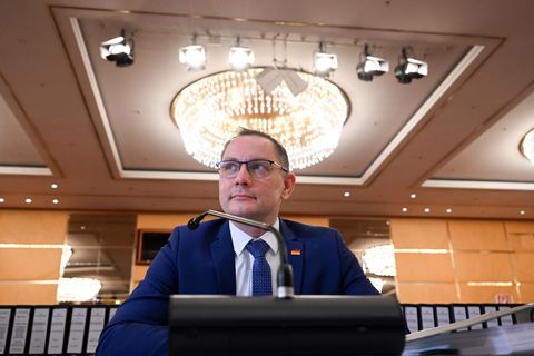 Tino Chrupalla, Vorsitzender der AfD, wartet im sogenannten "Kristallsaal" der Kölner Messe