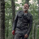 Negan steht im Wald