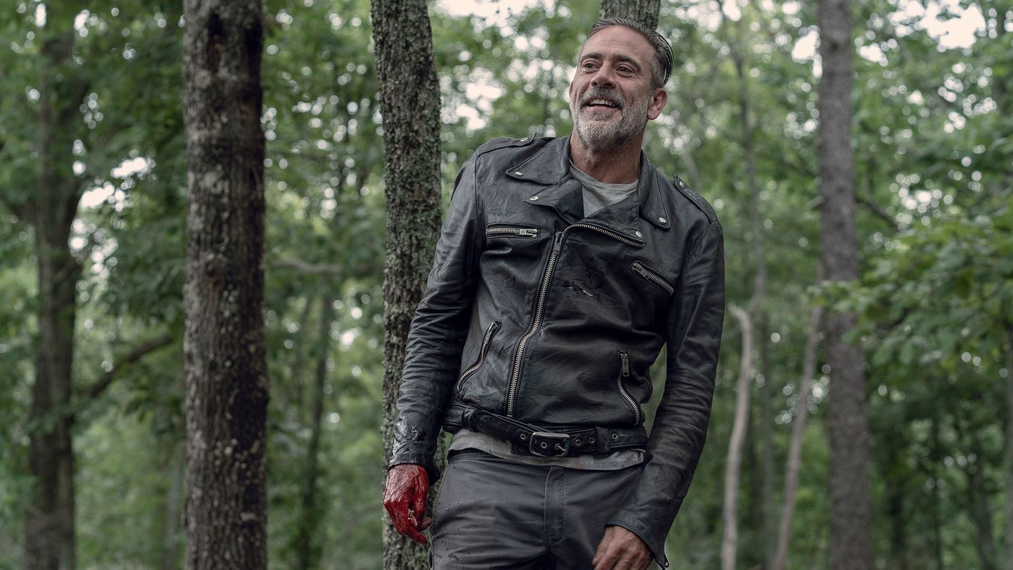Negan steht im Wald
