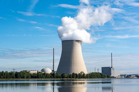 Die Atomkraftwerke (AKW) Isar 1 (r) und Isar 2 mit dem Kühlturm in der Mitte.