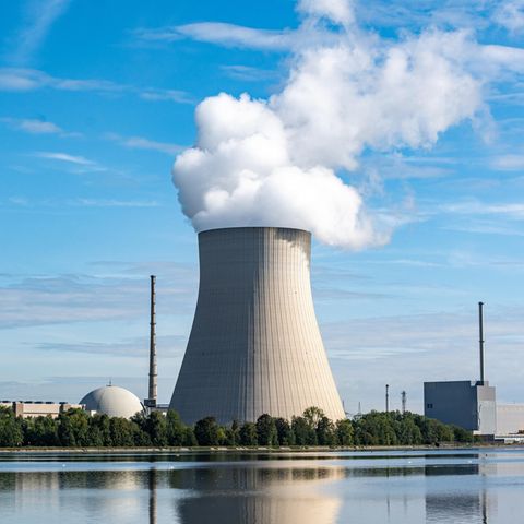 Die Atomkraftwerke (AKW) Isar 1 (r) und Isar 2 mit dem Kühlturm in der Mitte.