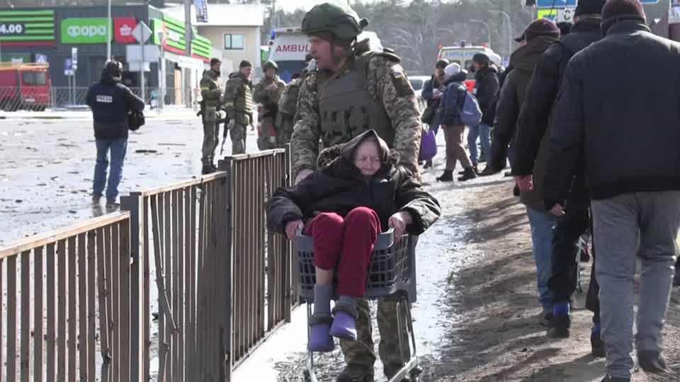 Video: Erste Einwohner verlassen umkämpftes Sumy Video: Erste Einwohner verlassen umkämpftes Sumy