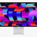 "Peek Performance": Auch das Studio Display macht optisch was her. Der Look erinnert an die letztes Jahr überarbeiteten iMacs und verbindet einen sehr schmalen Rahmen…