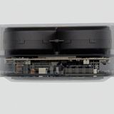 "Peek Performance": Vor allem der Mac Studio zeigt mal wieder, dass sich gutes Design nicht auf das Äußere beschränkt. Weil er im Inneren extrem aufgeräumt ist, kann Apple die Leistung eines Mac Pro in ein Gehäuse packen, das kaum größer ist als ein Mac Mini. Der größte Teil des zusätzlichen Platzes geht für die riesigen Lüfter drauf.