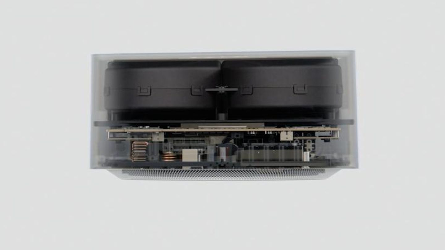 "Peek Performance": Vor allem der Mac Studio zeigt mal wieder, dass sich gutes Design nicht auf das Äußere beschränkt. Weil er im Inneren extrem aufgeräumt ist, kann Apple die Leistung eines Mac Pro in ein Gehäuse packen, das kaum größer ist als ein Mac Mini. Der größte Teil des zusätzlichen Platzes geht für die riesigen Lüfter drauf.