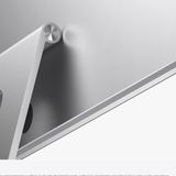 "Peek Performance": ... mit einem extrem dünnen Gehäuse. Aufgefallen? Die Löscher auf der Rückseite fehlen – das ist beim Pro Display XDR anders.