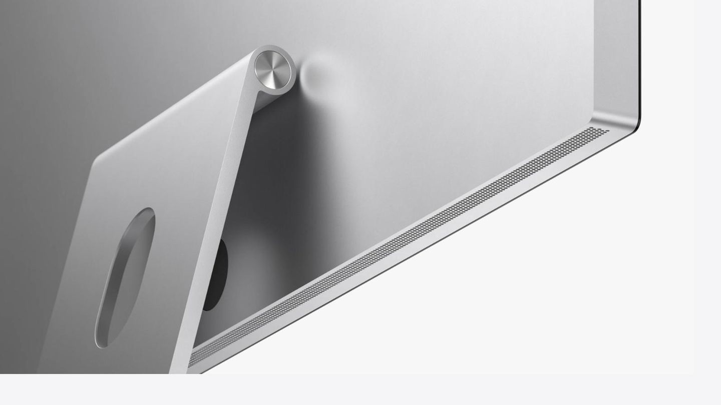 "Peek Performance": ... mit einem extrem dünnen Gehäuse. Aufgefallen? Die Löscher auf der Rückseite fehlen – das ist beim Pro Display XDR anders.