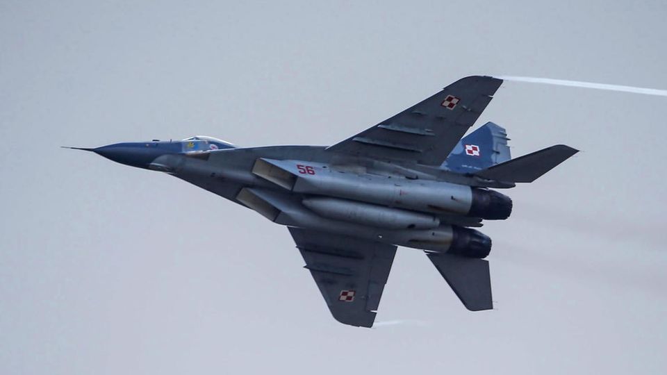 Ein MiG-29-Kampfjet der polnischen Luftwaffe fliegt bei einer Luftfahrt-Schau