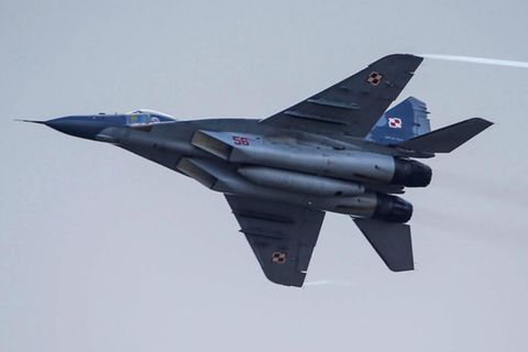 Ein MiG-29-Kampfjet der polnischen Luftwaffe fliegt bei einer Luftfahrt-Schau