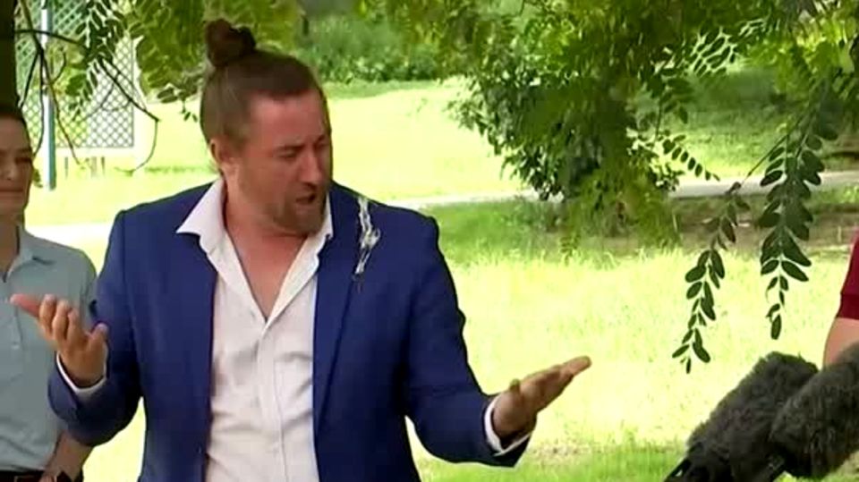 Vogelschiss auf Dolmetscher sorgt für Unterbrechung von Pressekonferenz